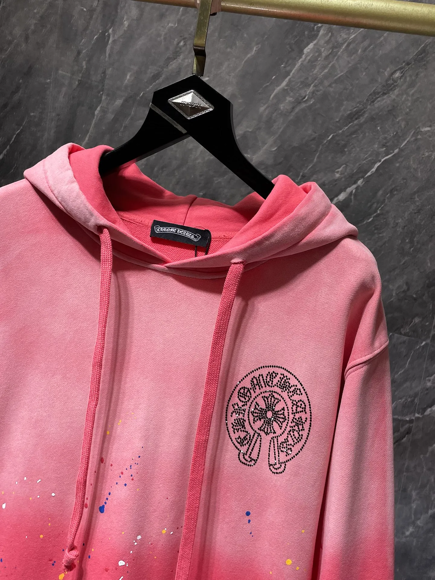 P300 Chrome Hearts Autumn and Winter 2025 Counter Synchronization The highest version! Crow Heart Cross Horseshoe Gradient Washed Water Splash Ink Hot Diamond Heavy Industry Sweater Improved Customized Version 1:1 High Weight High Quality Fabric Recommended Colors: Gradient Black Gradient Pink Gradient Green Code Number: S, M, L, XL